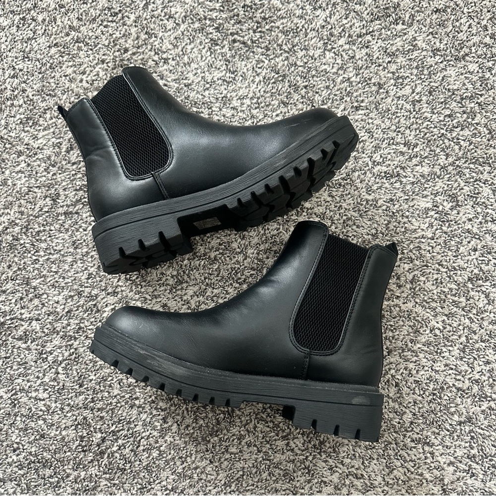Unrated Black Slip On Chelsea Lugg Boots